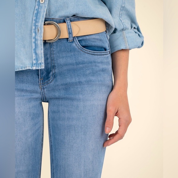 Kut from the Kloth Kelsey High Rise Ankle Flare - Picture 6 of 7